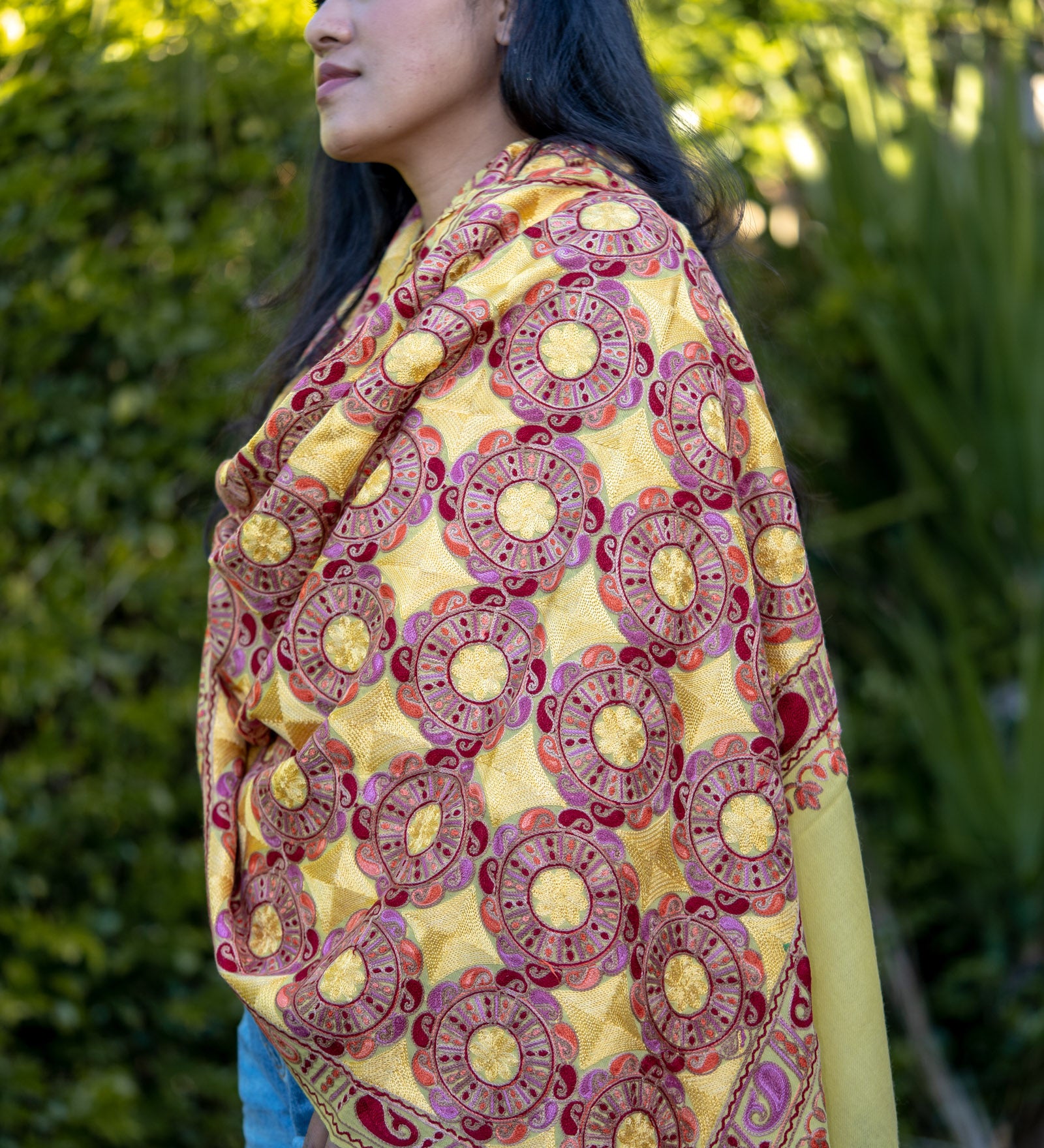 The touch of silk gives the pashmina an exceptional feel and a wonderful sheen. 