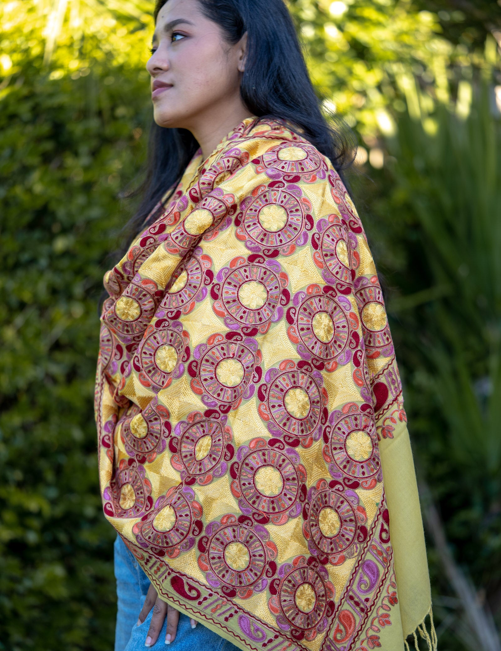 The touch of silk gives the pashmina an exceptional feel and a wonderful sheen. 