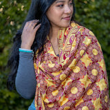 The touch of silk gives the pashmina an exceptional feel and a wonderful sheen. 