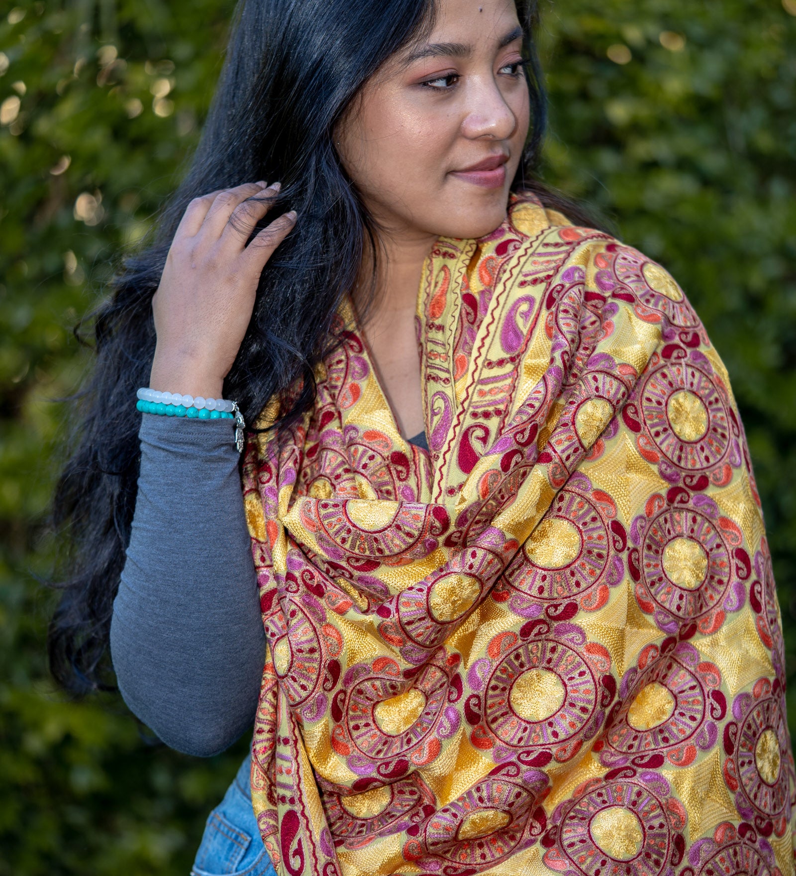 The touch of silk gives the pashmina an exceptional feel and a wonderful sheen. 