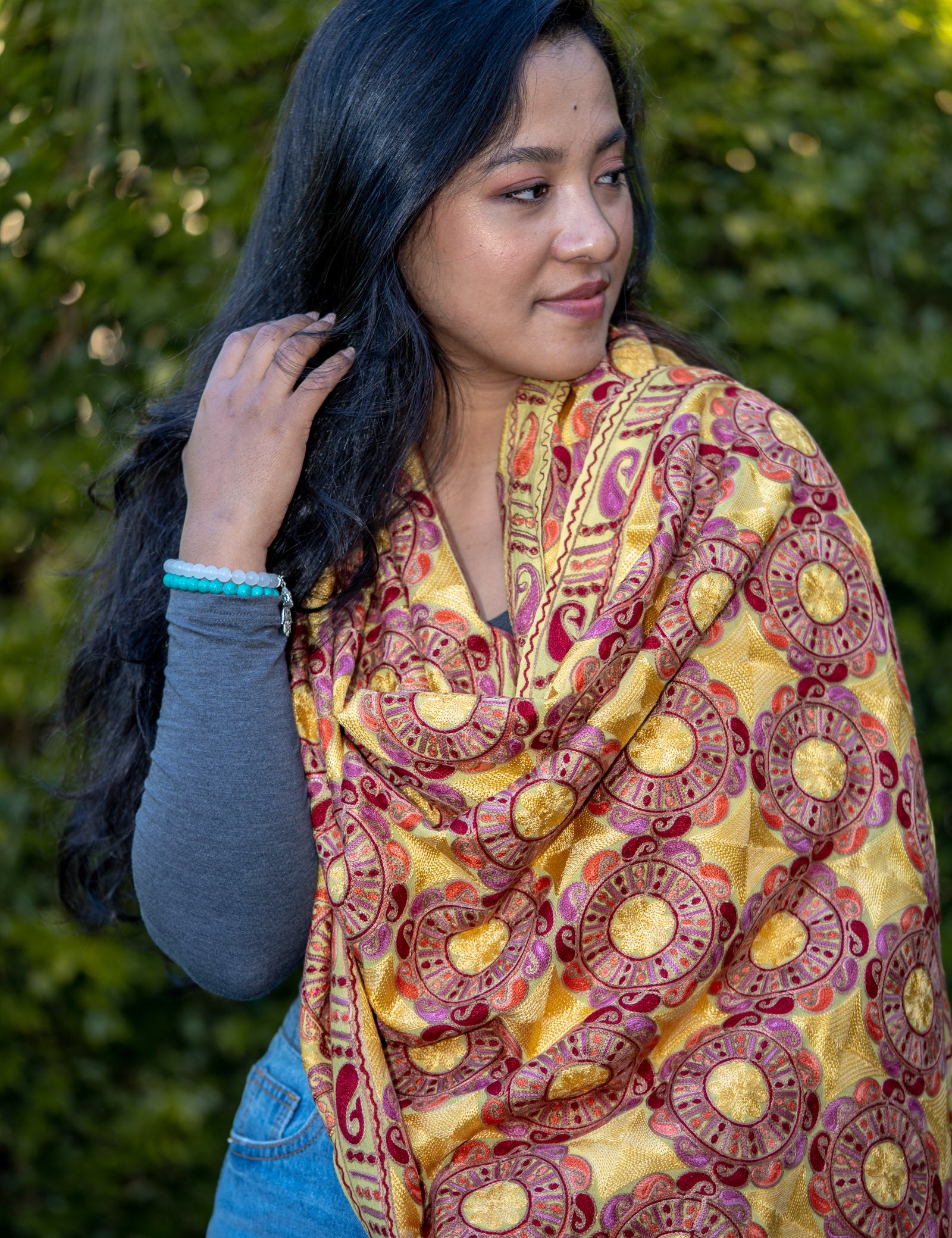 The touch of silk gives the pashmina an exceptional feel and a wonderful sheen. 