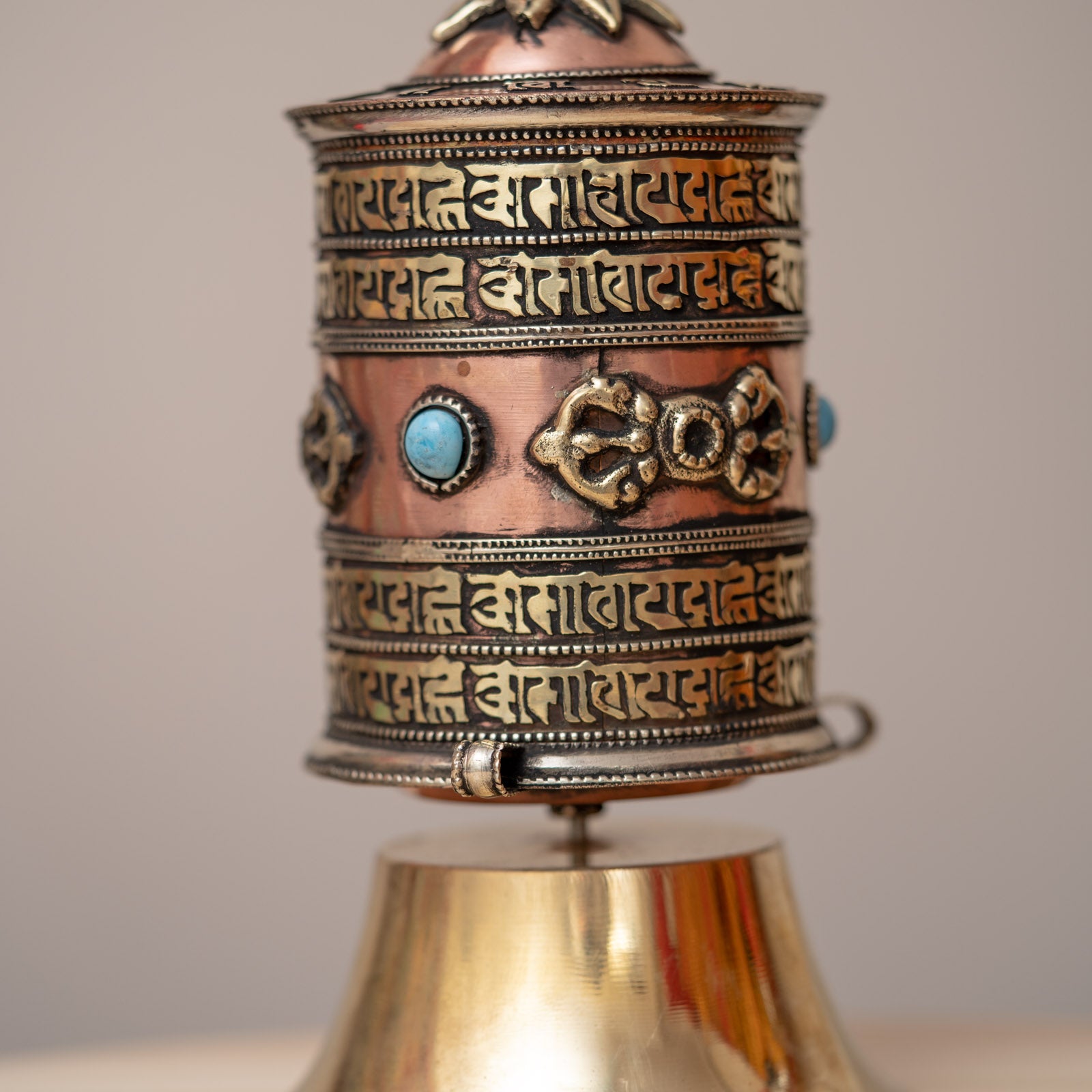 Bajra Prayer Wheel spreads positive energy, compassion, and blessings to all sentient beings.