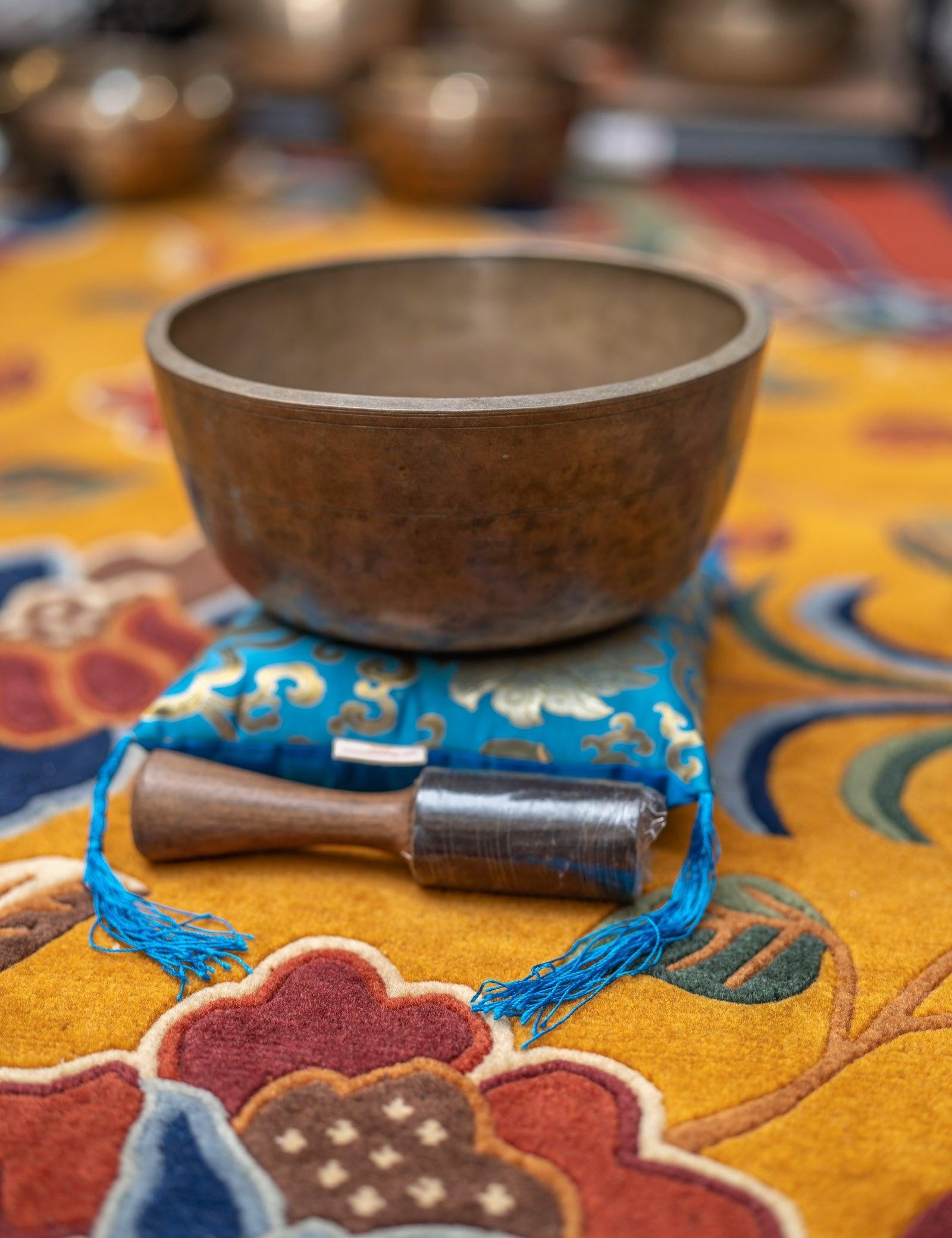 Small Antique Singing bowl with flat cushion and wooden mallet - Handmade in Nepal - HimalayasShop