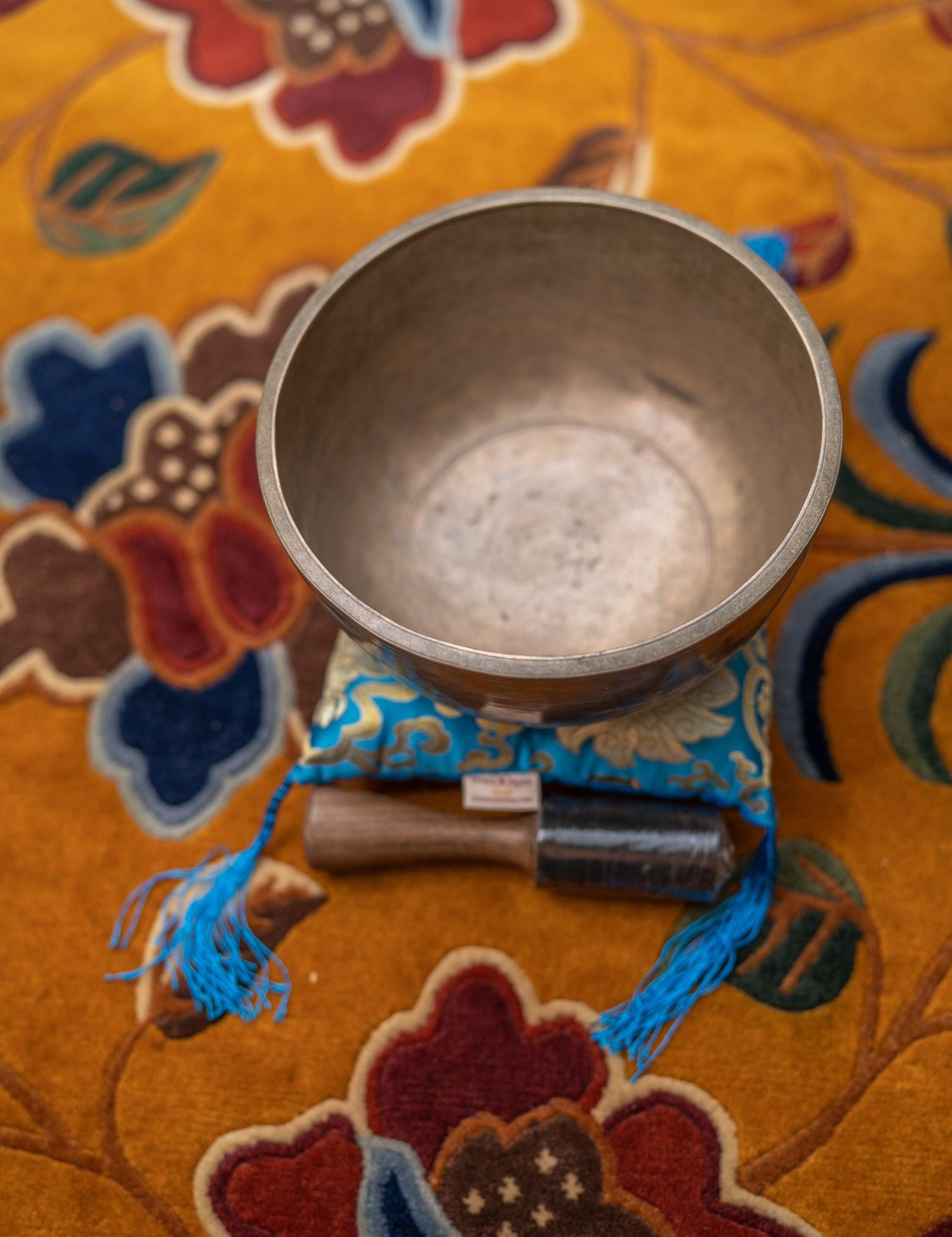 Small Antique Singing bowl with flat cushion and wooden mallet - Handmade in Nepal - HimalayasShop